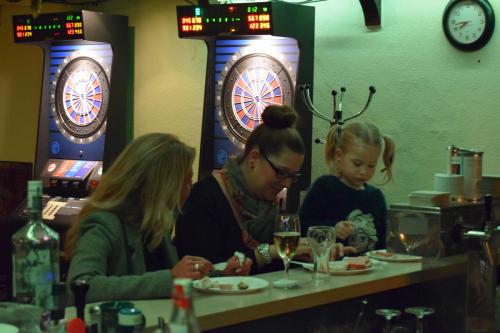 Hochkonzentrierte Spielerfrauen diskutieren über die Aufstellung